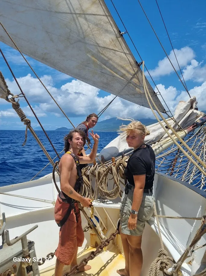 Stowing sails in the head rig